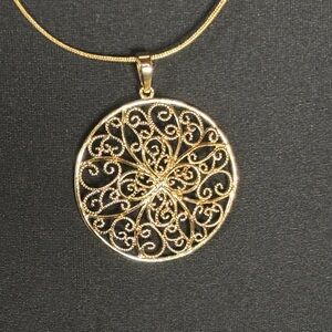 18k Gold Filigree Floral Pendent Necklace